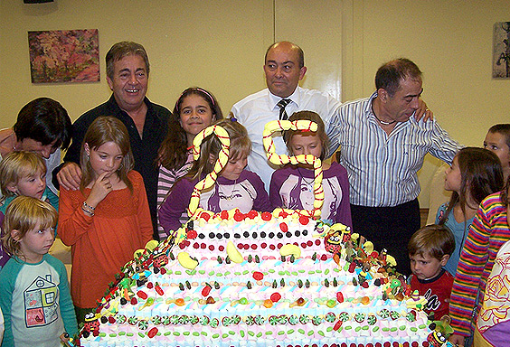 Final de la celebraci amb un gran pasts de gormanderies on veiem els germans Serra envoltats de jovenalla