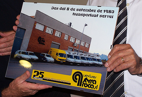 Fotografia dels assistents a la celebraci del 25 aniversari a l'octubre del 2004 on es pot apreciar un dels regals dels treballadors a l'empresa